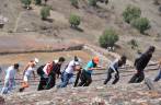 A Ana e uma longa fila de pessoas sobe a Pirâmide do Sol em Teotihuacán, ao norte da Cidade do México